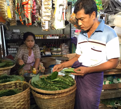 Một cửa hàng bán lá trầu ở Myanmar.
