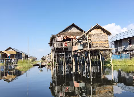 Làng nổi ở hồ Inle.
