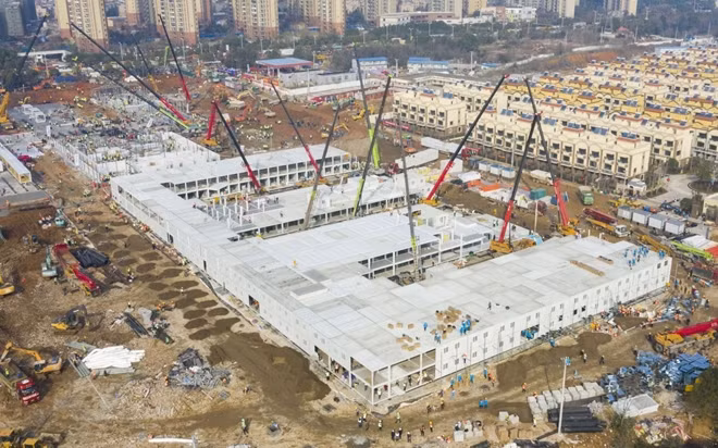 Vũ Hán đã tăng số giường bệnh bố trí ở hai bệnh viện dã chiến Hỏa Thần Sơn và Lôi Thần Sơn vừa được xây dựng sau 10 ngày lên tổng cộng 2.600 giường bệnh. Hôm 3/2, bệnh viện Hỏa Thần Sơn đã tiếp nhận các bệnh nhân đầu tiên.