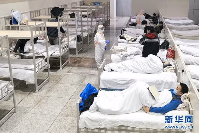 Bệnh viện di động tại Trung tâm Triển lãm và Hội nghị Quốc tế Vũ Hán đã được lắp đặt xong và chính thức tiếp nhận bệnh nhân có những triệu chứng ban đầu của bệnh viêm phổi do virus Corona. (Ảnh: News.cn)