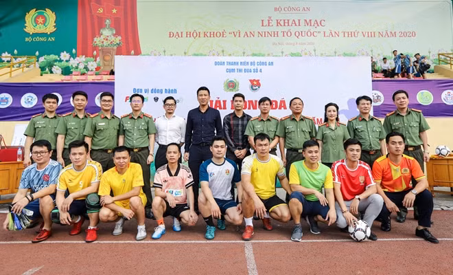 Đại diện lãnh đạo các đơn vị, các đội bóng và nhà tài trợ chụp ảnh lưu niệm.
