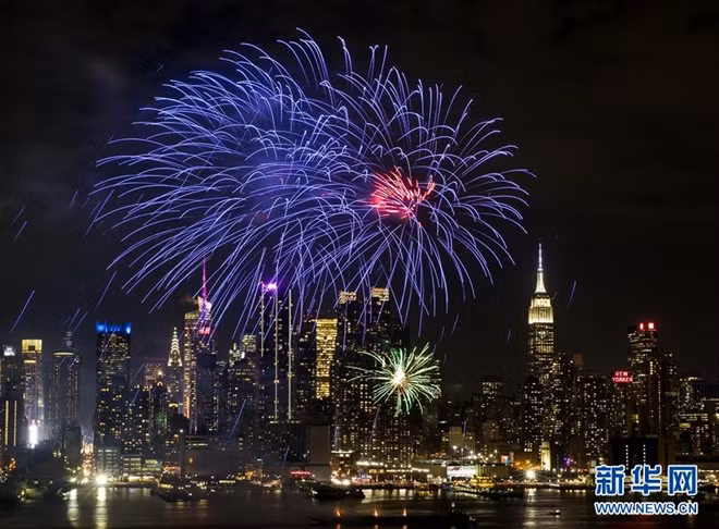 Tiệc pháo hoa mừng năm mới được bắn trên sông Hudson, New York (Mỹ.