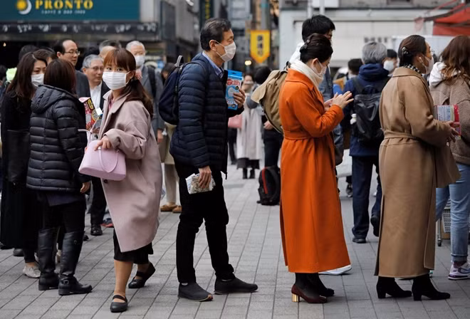 Người dân xếp hàng mua khẩu trang tại một cửa hàng ở Tokyo hôm 14/2. (Ảnh: Reuters)