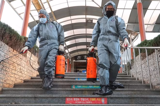Các nhân viên y tế tiến hành khử trùng tại một viện nghiên cứu ở Hàn Quốc. (Ảnh: Xinhua)