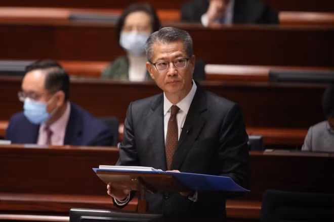 Ông Paul Chan Mo-po sáng 26/2 đã công bố gói ngân sách cứu trợ 15 tỷ USD cho người dân Hong Kong. (Ảnh: SCMP)