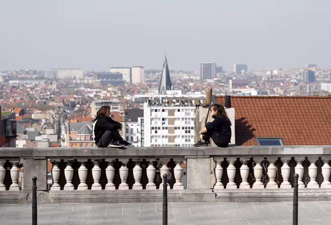 Người dân tại Brussels, Bỉ thực hiện giữ khoảng cách xã hội khi trò chuyện để tránh dịch COVID-19. (Ảnh: Reuters)