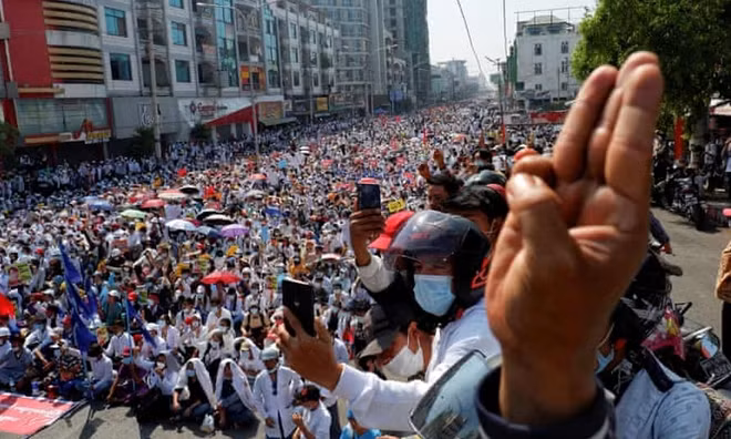 Người biểu tình phản đối chính quyền quân sự ở Mandalay, Myanmar. (Ảnh: Reuters)