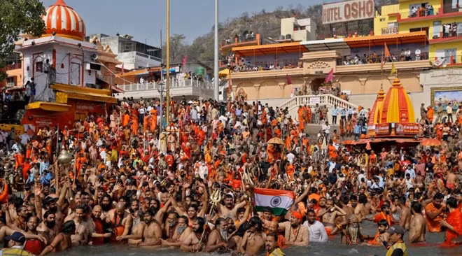 Biển người tham gia lễ hội Kumbh Mela bên bờ sông Hằng hôm 14/4. (Ảnh: Reuters)