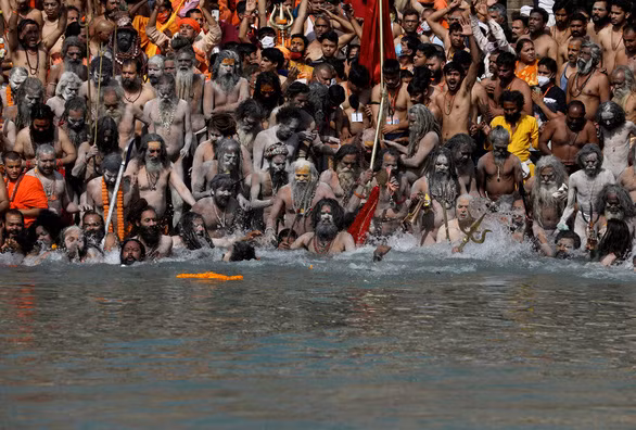 Hàng triệu người theo đạo Hindu chen chúc nhau tham gia lễ hội tắm sông Hằng (lễ hội Kumbh Mela) hồi giữa tháng 4. (Ảnh: Reuters)