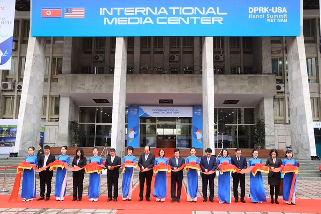 Phó Thủ tướng, Bộ trưởng Ngoại giao Phạm Bình Minh cắt băng khánh thành Trung tâm báo chí quốc tế.