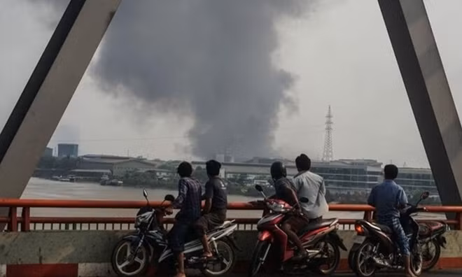 Khói bốc lên từ một khu vực ở thành phố Yangon, Myanmar hôm 14/3. (Ảnh: Anadolu Agency)