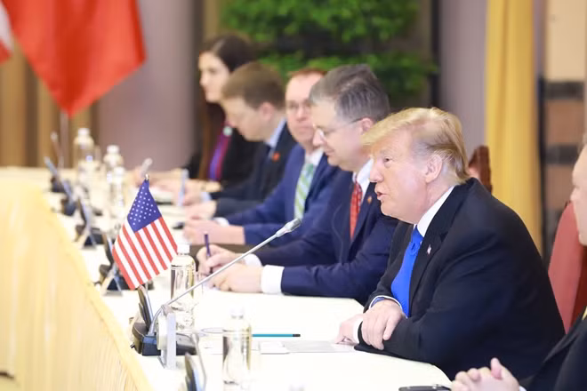 Tổng thống Mỹ Donald Trump phát biểu tại cuộc hội đàm. Cùng tham dự các hoạt động đa phương và song phương của Tổng thống Donald Trump tại Hà Nội lần này có Ngoại trưởng Mike Pompeo và Chánh Văn phòng Nhà Trắng Mick Mulvaney.
