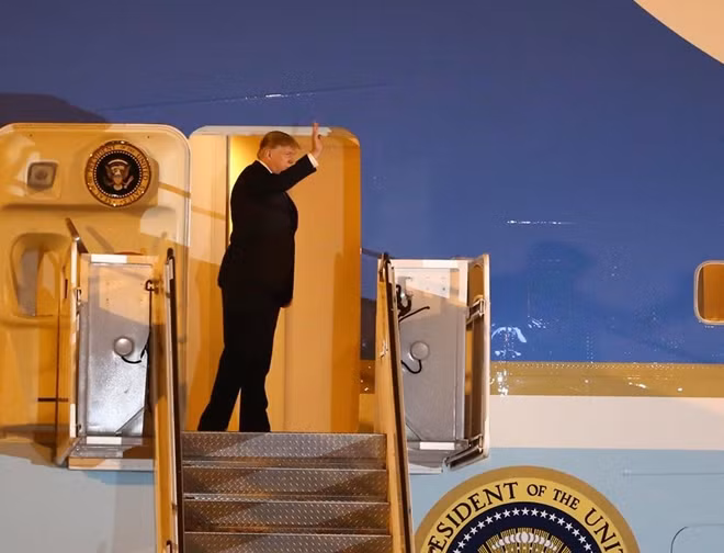 Tổng thống Donald Trump bước ra với dáng dấp oai vệ như mọi khi