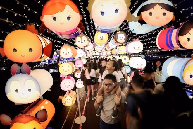 Cậu bé 6 tuổi Gideon bị lôi cuốn bởi những chiếc đèn lồng Disney Tsum Tsum (đồ chơi nhồi bông Nhật Bản thu thập dựa trên nhân vật Disney và Pixar) khi được cha mình dẫn đi chơi trung thu. Hơn 2000 chiếc đèn lồng được trưng bày ở Công viên ngoài trời Vivocity (Singapore) cho tới ngày 30-9.
