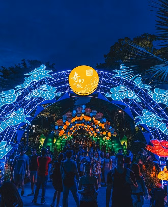 Người dân Singapore những ngày này đều đổ xô tới công viên Gardens by the Bay để tận hưởng không khí trung thu cùng gia đình và bạn bè. Công viên Gardens by the Bay đã được trang hoàng lộng lẫy từ cuối tháng 8 bởi những chiếc đèn khổng lồ hình các sinh vật huyền bí nhằm thu hút du khách tới tham quan.