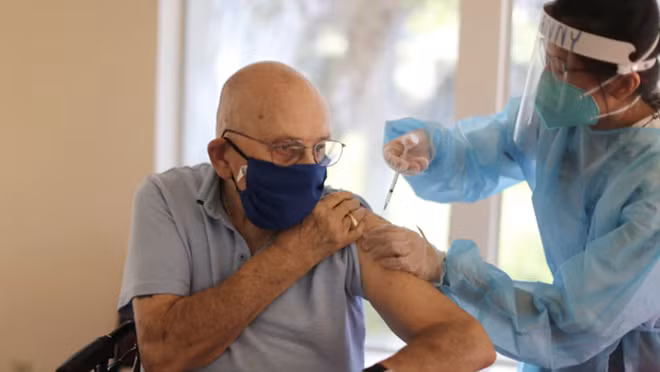 Trước khi vaccine AstraZeneca bị đình chỉ, Na Uy đã tiến hành tiêm sản phẩm này cho khoảng 130.000 người. (Ảnh: Reuters)