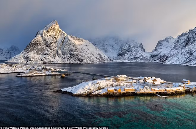 Bức ảnh được chụp ở quần đảo Lofoten, Na Uy. “Khi tôi ra khỏi nhà, tôi đã biết đó là một buổi sáng tuyệt đẹp”, nhiếp ảnh gia viết.