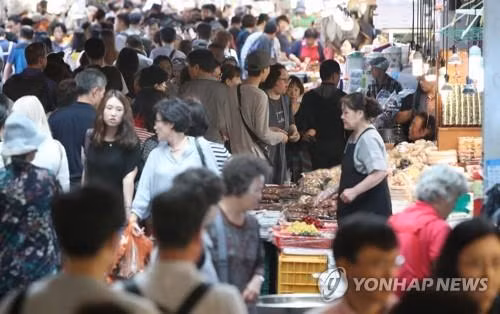 Khu chợ Gwangjang tại Thủ đô Seoul tấp nập người mua bán dịp Lễ Chuseok ngày 22-9.