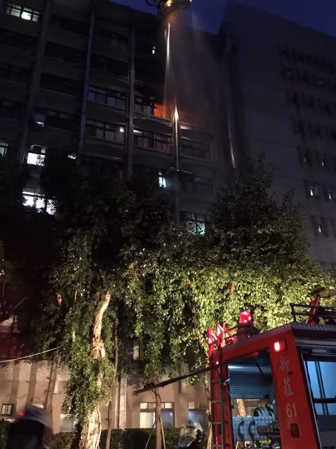 Lực lượng cứu hỏa huy động 76 xe chữa cháy cùng 219 lính cứu hỏa tới hiện trường dập tắt đám cháy. (Ảnh: Sina)