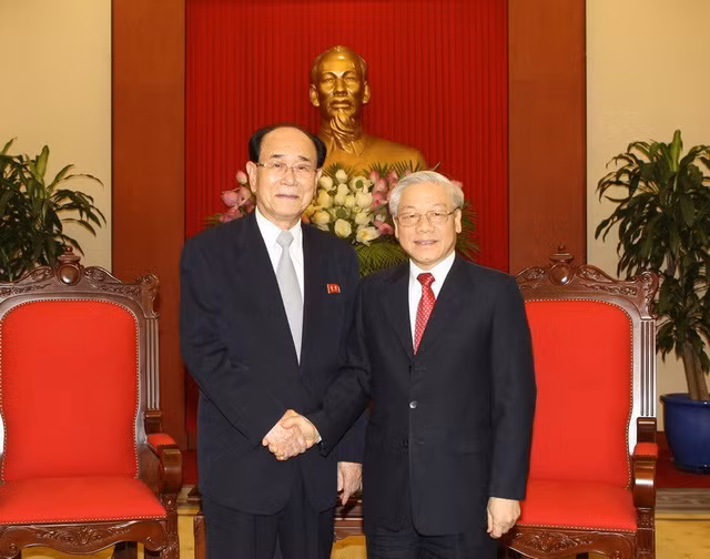 Tổng Bí thư Nguyễn Phú Trọng tiếp Chủ tịch Uỷ ban thường vụ Hội nghị Nhân dân tối cao Triều Tiên Kim Yong-nam sang thăm hữu nghị chính thức Việt Nam, chiều 6-8-2012, tại Trụ sở Trung ương Đảng.