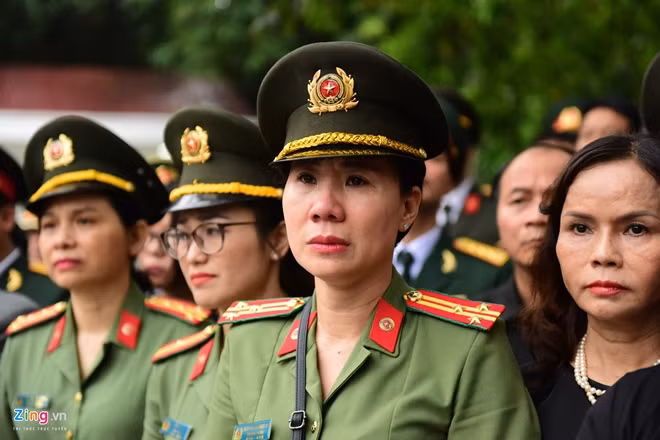 Nhiều chiến sĩ công an không ngăn được những giọt nước mắt khi phải nói lời từ biệt Chủ tịch nước, người từng giữ cương vị Bộ trưởng Bộ Công an. (Ảnh: zing.vn)