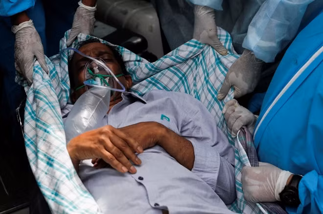 Một bệnh nhân nhiễm COVID-19 đang chờ nhập viện ở New Delhi. (Ảnh: Reuters)