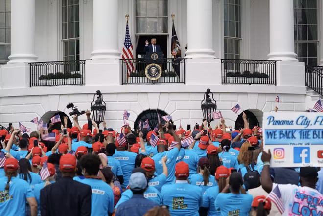Tổng thống Mỹ Donald Trump vừa có bài phát biểu trước hàng trăm người ủng hộ tại Nhà Trắng hôm 10/10. (Ảnh: Getty)