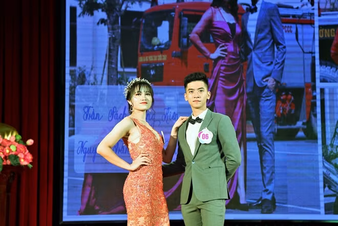 Cặp đôi Nguyễn Trần Thiên Phương và Trần Sách Trung Kiên trong trang phục dạ hội.
