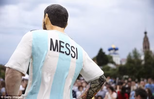 Messi có lẽ sẽ rất cần những món quà cổ vũ tinh thần như này sau khi liên tục bị chỉ trích nặng nề trong thời gian gần đây.