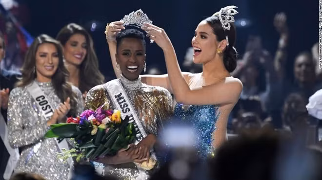 Zozibini Tunzi, người đẹp 26 tuổi đến từ Nam Phi đăng quang Miss Universe 2019. (Ảnh: Getty)