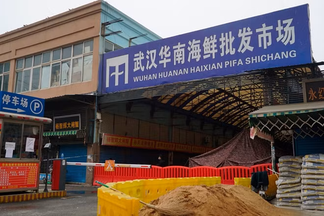 Ảnh chụp bên ngoài khu chợ bán động vật hoang dã Hoa Nam ở Vũ Hán hôm 21/1. (Ảnh: AP)