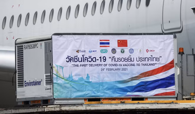 Container chứa vaccine CoronaVac của công ty Sinovac được dỡ xuống máy bay tại Sân bay Quốc tế Suvarnabhumi ở Bangkok, Thái Lan hôm 24/2. (Ảnh: Reuters)
