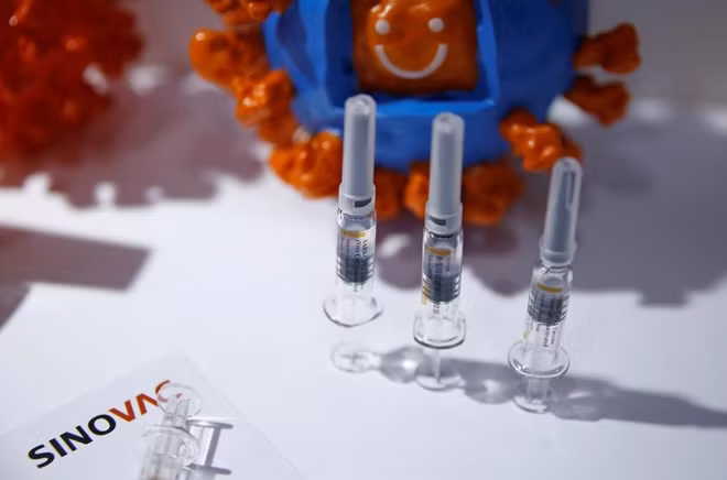 Vaccine COVID-19 của công ty Sinovac được trưng bày tại một Hội chợ ở Bắc Kinh hôm 7/9. (Ảnh: Reuters)