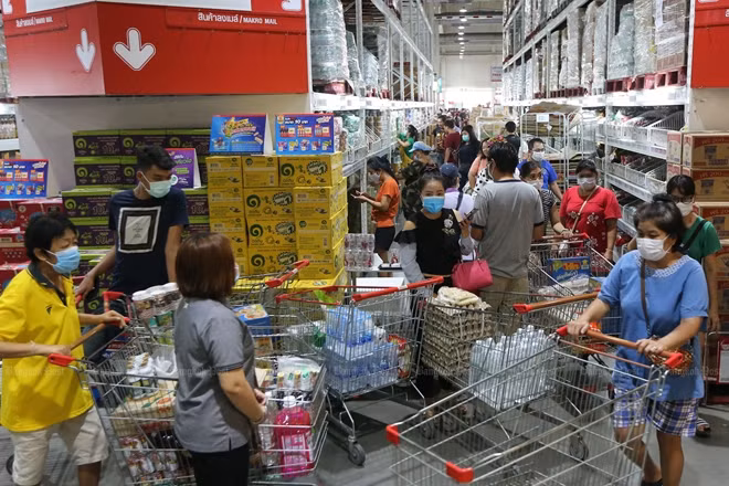Nhiều người dân Thái Lan đổ xô đi mua đồ tích trữ tại các trung tâm thương mại trước lệnh đóng cửa bắt đầu từ ngày 22/3. (Ảnh: Bangkokpost)