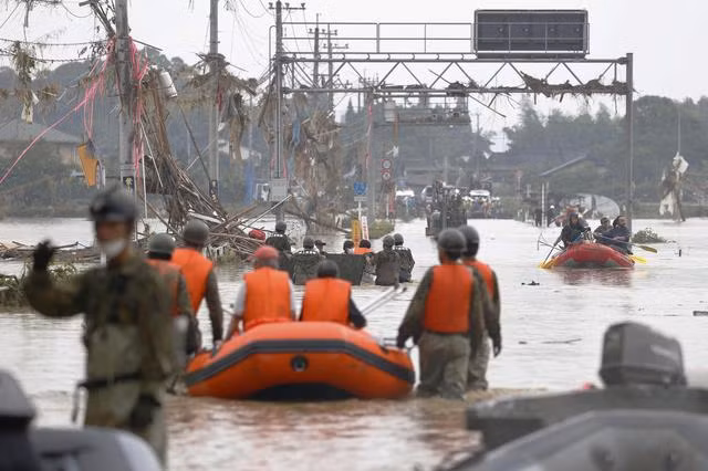 Lực lượng phòng vệ Nhật Bản sơ tán người dân ở làng Kuma, tỉnh Kumamoto hôm 5/7. (Ảnh: Reuters)