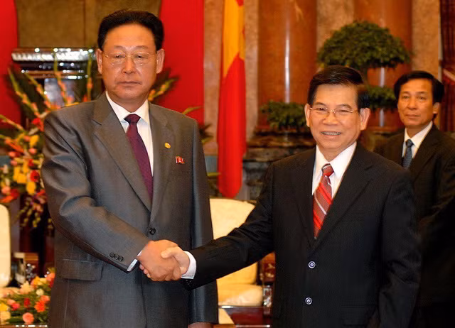 Chủ tịch nước Nguyễn Minh Triết tiếp Thủ tướng Nội các CHDCND Triều Tiên Kim Yong-il thăm chính thức Việt Nam, ngày 29-10-2007, tại Phủ Chủ tịch.