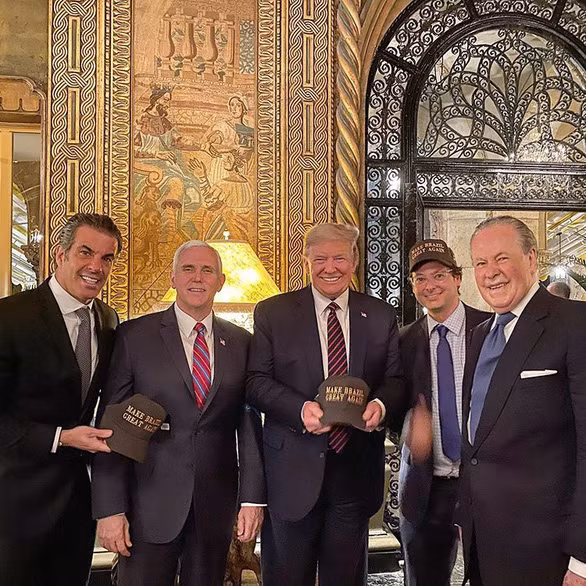 Thư ký báo chí của Tổng thống Brazil Jair Bolsonaro, Fabio Wajngarten (thứ 2 từ phải sang) chụp ảnh cùng Tổng thống Mỹ Donald Trump (giữa). (Ảnh: INSTAGRAM)
