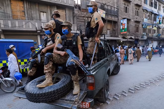 Quân đội Pakistan hỗ trợ chính quyền địa phương thực thi các biện pháp nhằm hạn chế sự lây lan của COVID-19. (Ảnh: Reuters)