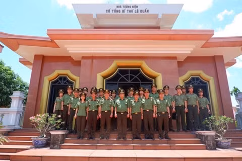 Học viện Chính tri CAND tặng quà cho người già neo đơn, trẻ em có hoàn cảnh khó khăn ảnh 2