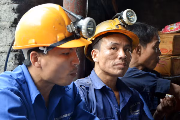Các công nhân tham gia cứu hộ sự cố.