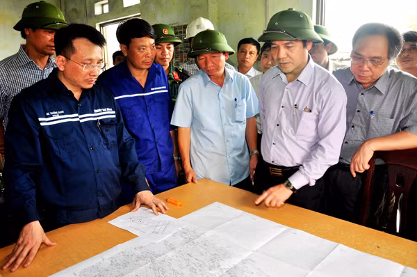 Ông Đặng Huy Hậu Phó chủ tịch UBND tỉnh QN chỉ đạo công tác cứu hộ tại hiện trường.