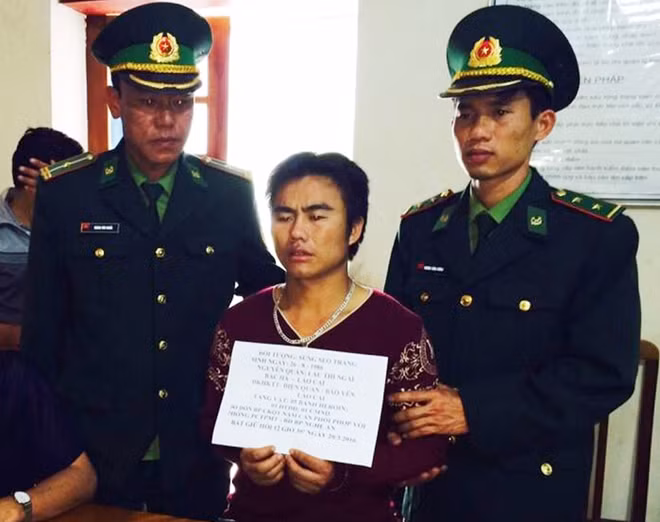 Biên phòng bàn giao đối tượng và tang vật cho cơ quan Công an điều tra xử lý.