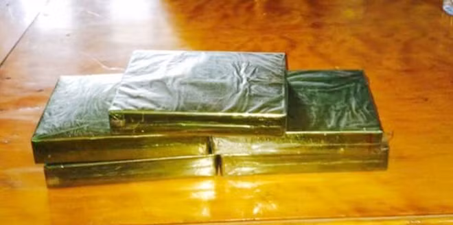 Tang vật 5 bánh heroin thu giữ được trong túi hành lý.