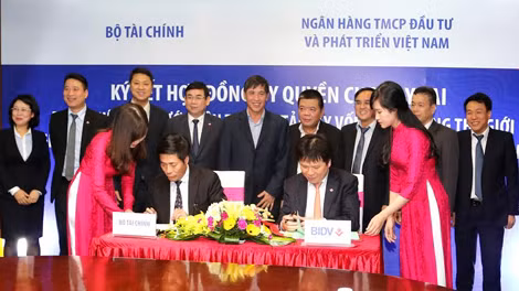 Đại diện Bộ Tài chính và BIDV tại lễ ký kết.