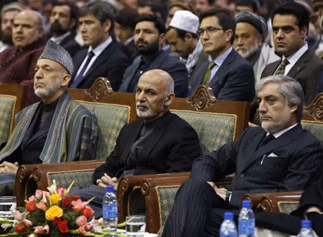 Tổng thống Ashraf Ghani (giữa) và cựu Tổng thống Hamid Karzai (trái).