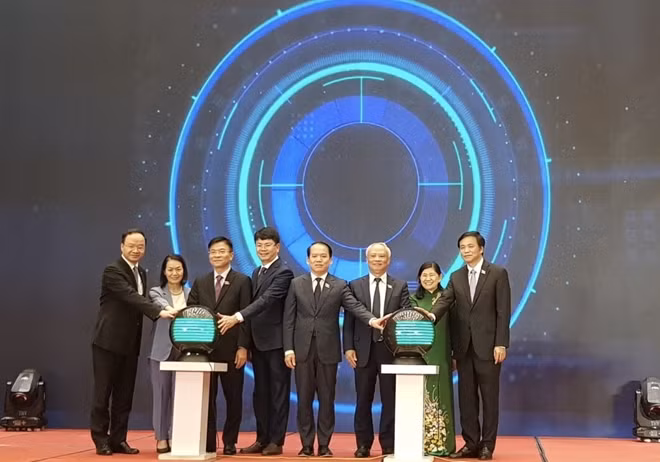 Các đại biểu bấm nút phát động cuộc thi