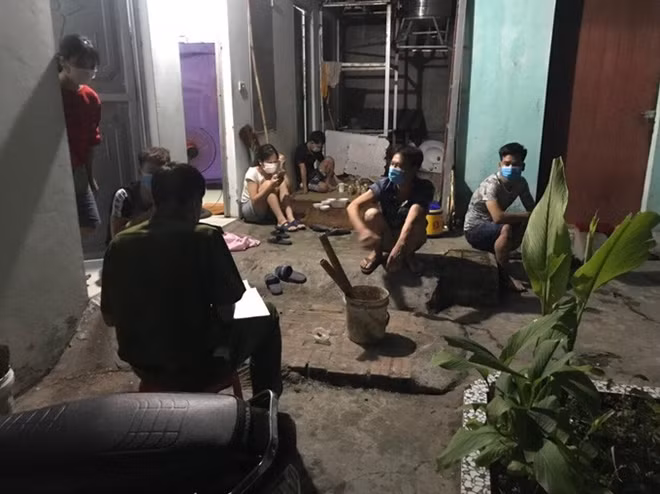 Nhóm người tụ tập xem bóng đá bị phát hiện