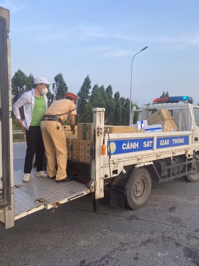 CSGT hỗ trợ vận chuyển hàng cứu trợ