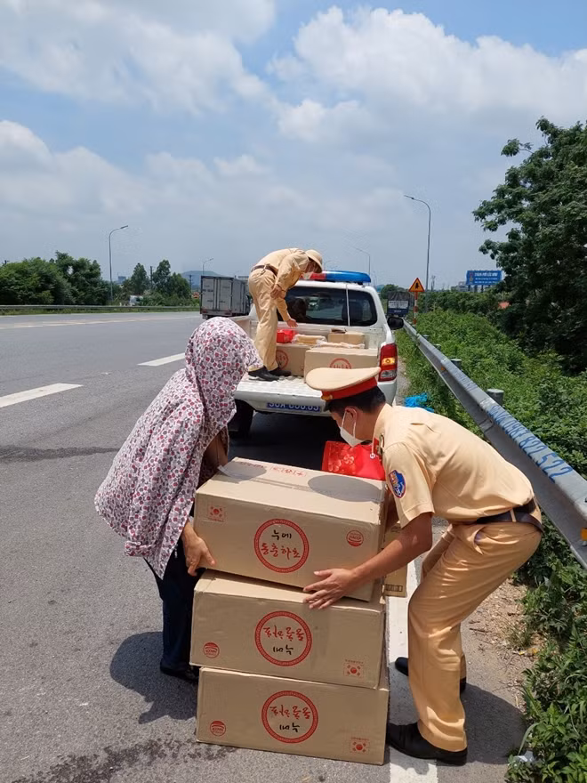 CSGT Bắc Giang giúp nhóm thiện nguyện vận chuyển hàng cứu trợ