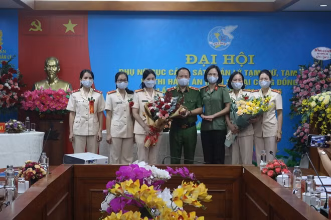Thiếu tướng Nguyễn Văn Phục, Cục trưởng chúc mừng BCH Hội phụ nữ Cục lần thứ I